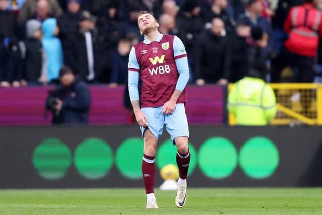 🌕🗞️| Jordan Beyer could leave Burnley in the event of relegation. The 23-year-old has inquiries from both the Premier League and Bundesliga, with the Clarets’ valuation standing at around €15m. [@Plettigoal] #TwitterClarets