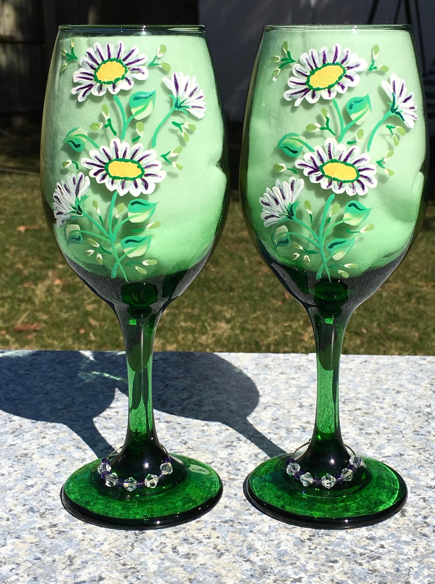 Daisy wine glasses etsy.com/listing/286494… #wineglasses #daisies #MothersDayGifts #SMILEtt23 #CraftBizParty #etsygifts #etsystore