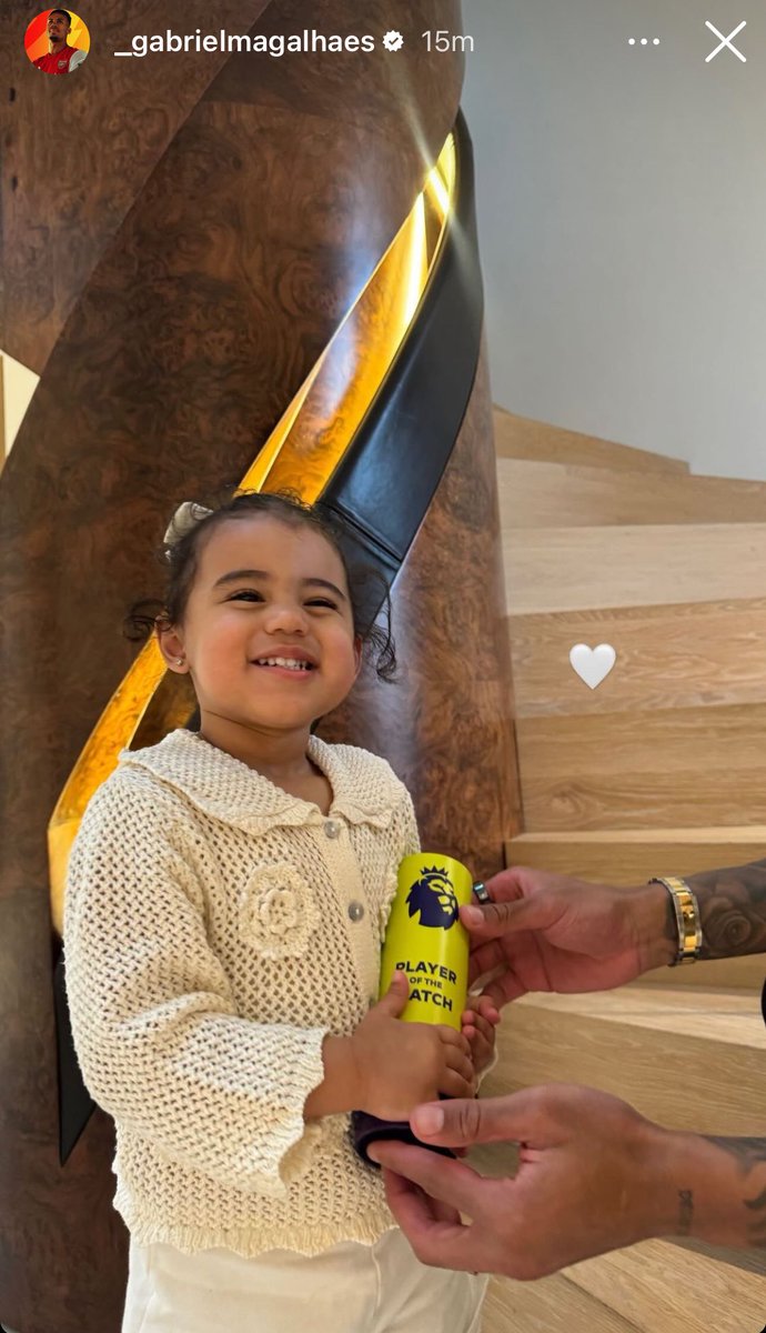 afcstuff's tweet image. Gabriel Magalhães on Instagram story, of his daughter, Maya, with his Player of the Match award for his performance against Tottenham today. ❤️🏆 #afc