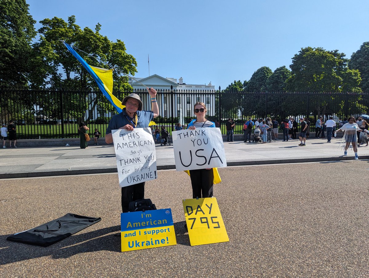 We are here at the White House until 5pm today. Don't forget to call your Representative and Senators and thank them if they voted for Military assistance for Ukraine.
#call4ukraine