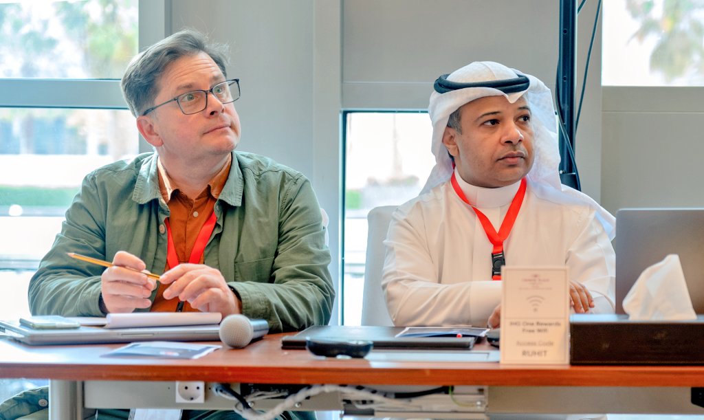 AAlbarrati's tweet photo. أخصائية علاج طبيعي،قامت برحلة استكشافية بمفردها،غيرت بعض المفاهيم العلمية والطبية.
تم عرض حالتها في #ECOSEP
من قبل المشرف الطبي عليها.
قطعت مسافة ١٣٧٠ كم خلال ٧٠ يوم تزلج وهي تجر خلفها ١٢٠كجم مؤنة.
خسرت ٢٠ كجم من وزنها رغم أنها تستهلك يوميا ٥٠٠٠سعرة حرارية.
واضح منبهرين بالعرض😂 https://t.co/NcW85XiTDF