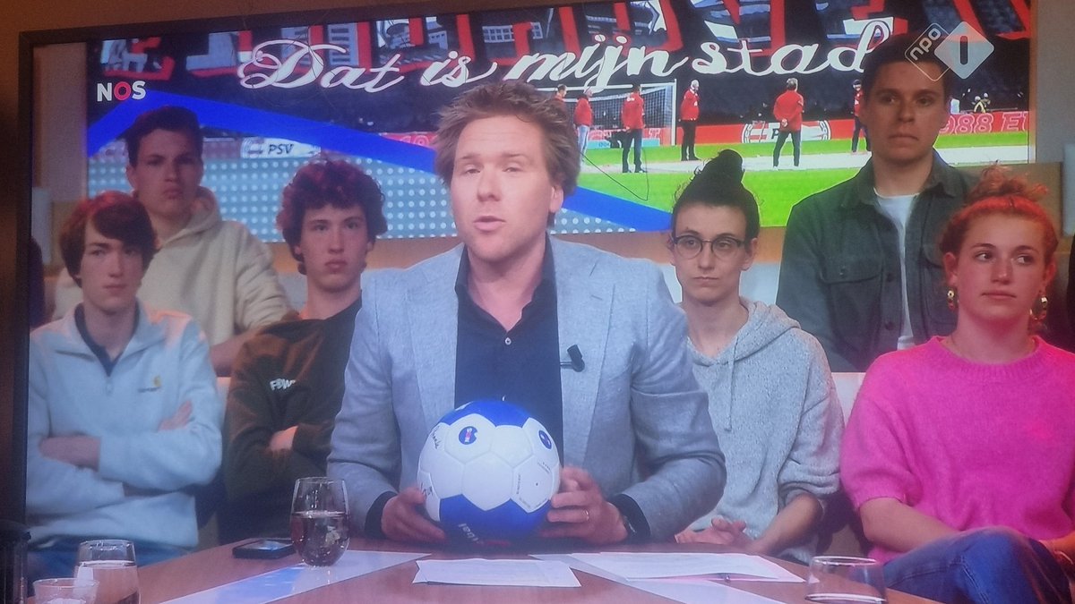 Er zitten weer mensen onder dwang bij Studio Voetbal.