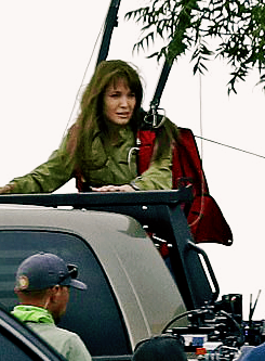 Toastiewiththe's tweet photo. #AngelinaJolie
dameangelina.tumblr 2019
Angie spotted filming her own stunts in the desert of New Mexico in the thriller #TWWMD https://t.co/g2T451BuFq