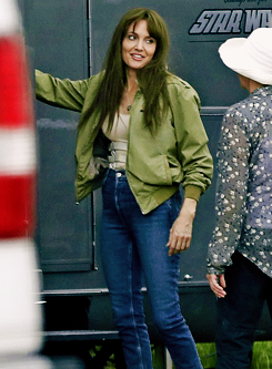 Toastiewiththe's tweet photo. #AngelinaJolie
dameangelina.tumblr 2019
Angie spotted filming her own stunts in the desert of New Mexico in the thriller #TWWMD https://t.co/g2T451BuFq