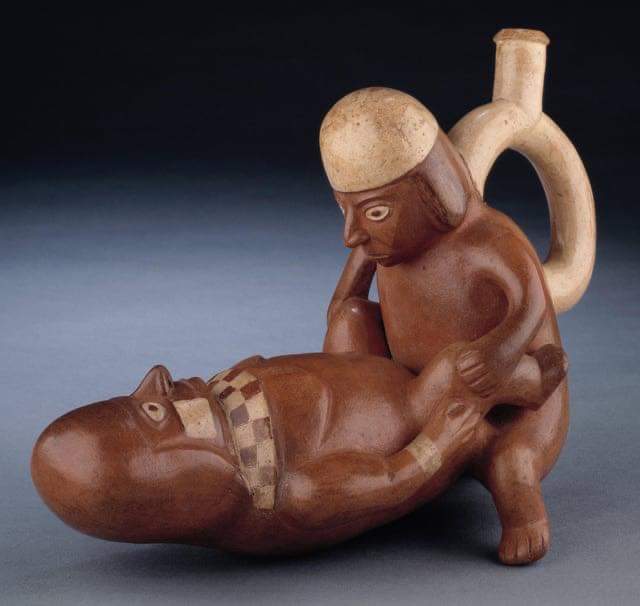 Para finalizar la semana, os traigo una pieza llena de ternura y amor. Se trata de un frasco de cerámica con forma de pareja copulando. Perú, civilización Moche, 800 d.C.