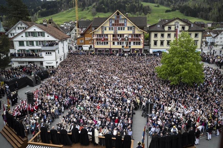 🇨🇭 #Svizzera — Oggi si sono tenute le elezioni nell'#AppenzelloInterno per il rinnovo del governo cantonale. Invece dei comuni seggi elettorali, i membri del governo sono stati rieletti per alzata di mano dal Landsgemeinde, l'assemblea cantonale composta dai cittadini del cantone