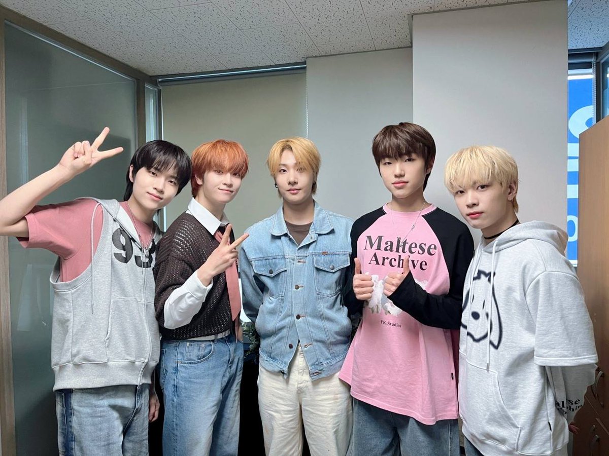 24.04.28｡⁠.ﾟ📸+⁠ ⁠⟵
تحديث كاتش ذا يونج عبر التويتر 

{#CATCH_THE_YOUNG}
لماذا الطقس جيد جدًا اليوم =لأن وجوه كاتش ذا يونج مشرقة✨️
 لا، لكنهن جميلات جداً
 من الجميل أن ننهي اليوم مع الماسكين❤️‍🔥

<a href="/catch_theyoung/">CATCH THE YOUNG (캐치더영)</a>  #Catch_The_Young
#캐치더영 #Catch_The_Young_EGYPT #Voyager