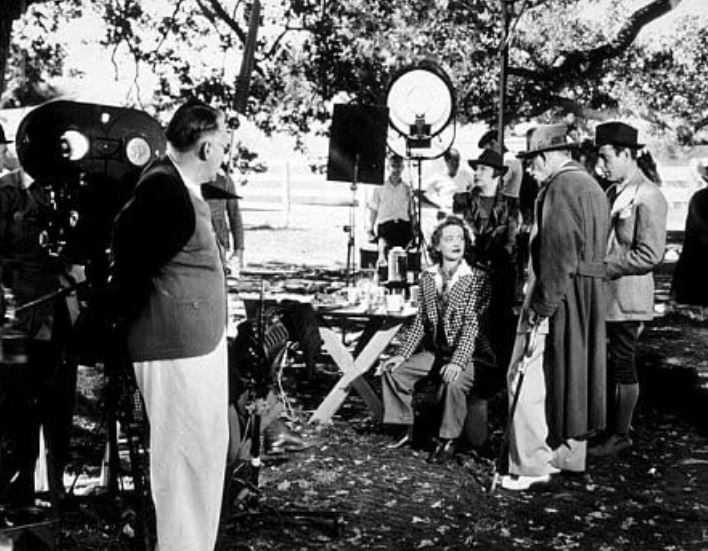 #BehindTheScenes 
#DarkVictory (1939) 
A young socialite is diagnosed with an inoperable brain tumor, and must decide whether or not she'll meet her final days with dignity.

#BetteDavis #HumphreyBogart waiting for a scene set-up.
#FilmX  📽️ 🎬