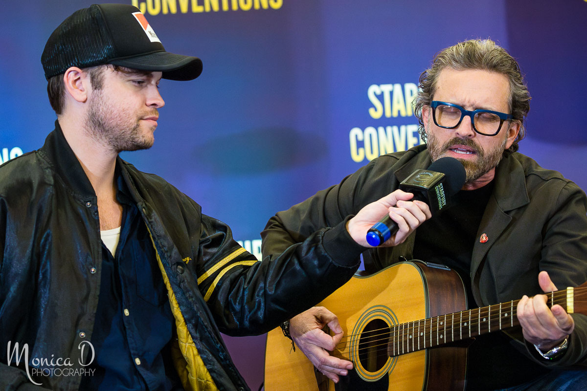MonicaDPhoto's tweet image. Rob Benedict sings "Fare Thee Well" with Alex Calvert on microphone support.

#robbenedict #alexcalvert @robbenedict @Alex8Calvert