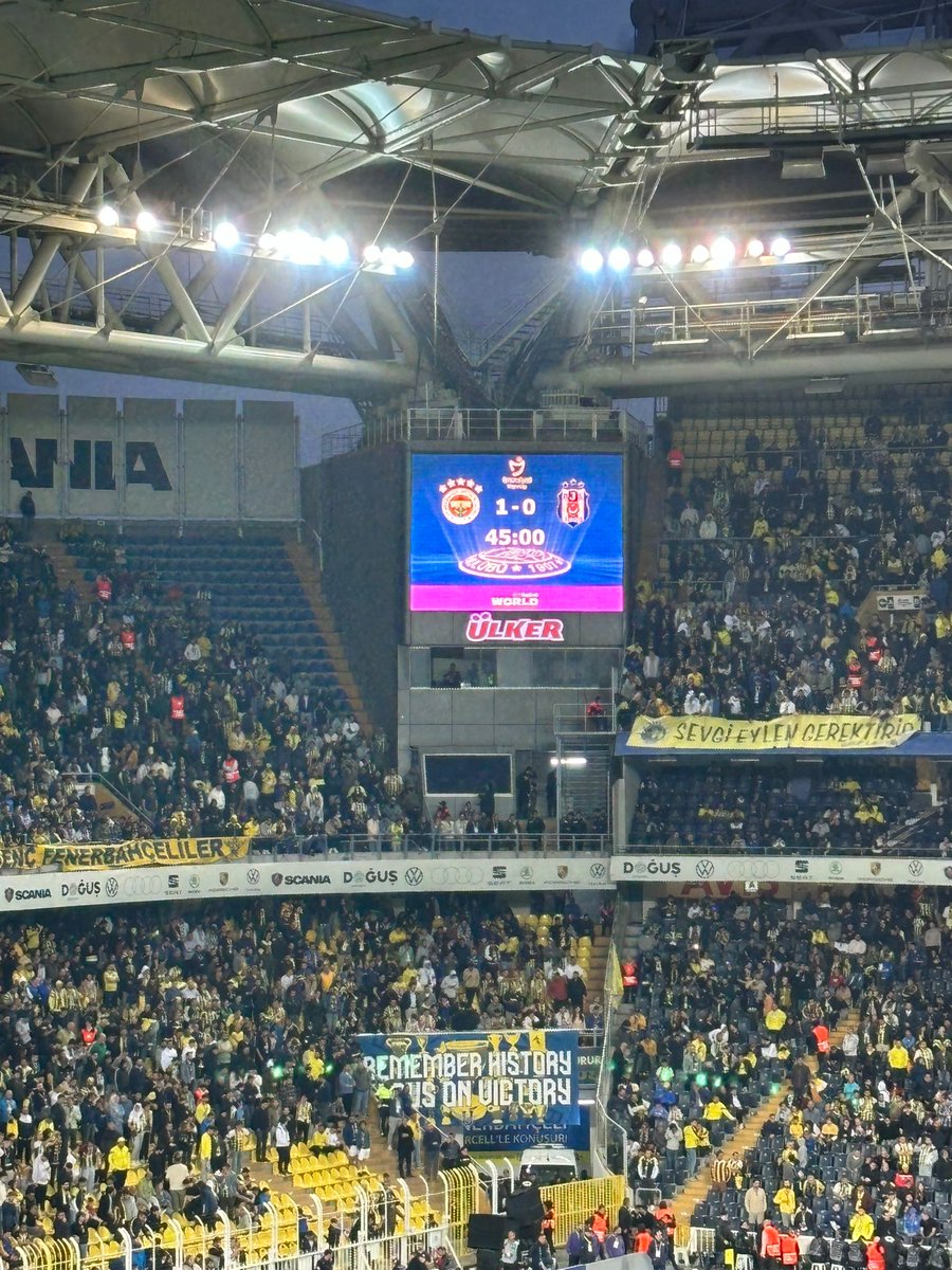 sevgilisini diger sevgilisinin yanina götürmesi hic hos bi hareket değildi🥺🥲❤️‍🔥
#Fenerbahce #ülkerstadyumu #FenerbahçeBeşiktaş #derbi