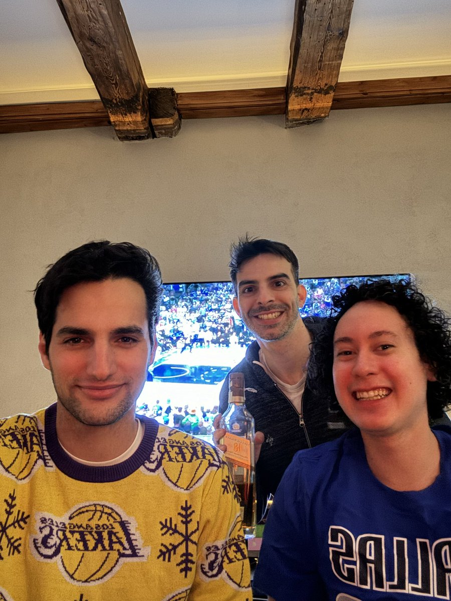 josegrobles_'s tweet image. Resguardándonos del frio de Tallinn con nuestro amigo el caminante #TiempoDePlayoffs