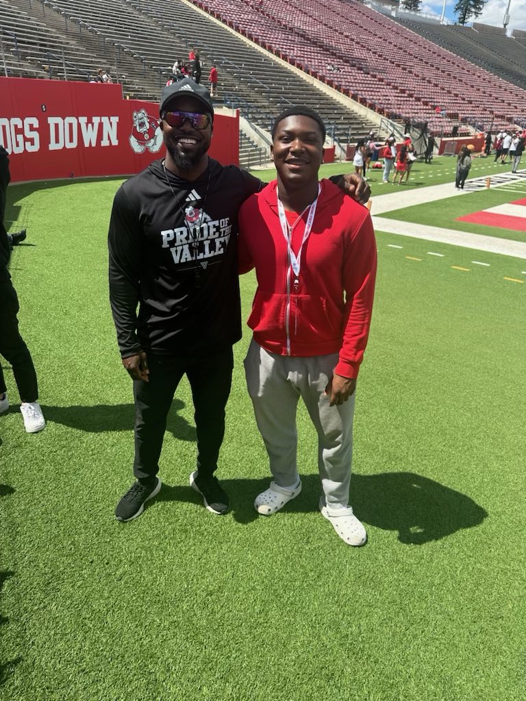 I wanna thank @FSAthletics for inviting me to their spring game. My dream one day is to play with my brother and it felt real being on the field with him . @PGregorian @JacksonMoore247 @BrandonHuffman @CoachPrier @Slice3201 @FactoryInstitu1