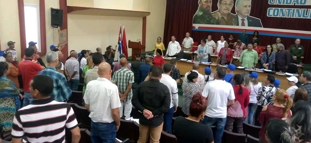 Sesiona en Bayamo Pleno del Comité Provincial del @PartidoPCC La cita está presidida por @YudelkisOrtizB su Primera Secretaria en #ProvinciaGranma @DiazCanelB @DrRobertoMOjeda Sigue el 🧵👇 para más información