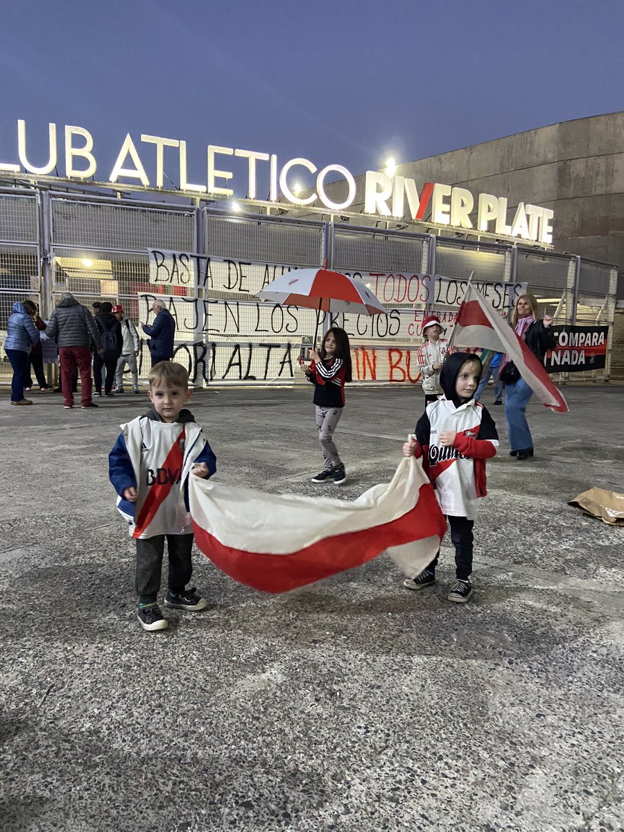 luliriver05's tweet image. Nos tratan de violentos, de “bandalos”  por reclamar pero yo les traigo la verdad, esto somos, un reclamo donde se acercan jubilados,vitalicios, familias con niños, contándonos sus realidades y lo imposible que se les hace seguir en el club de su vida.
#RiverEsPopular @riverplate