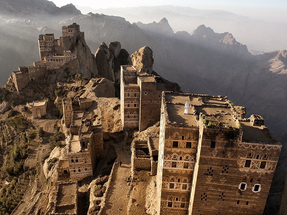 A spectacular town atop the Haraz Mountains of Yemen. 🇾🇪 

📷: Arne Hodalic | National Geographic