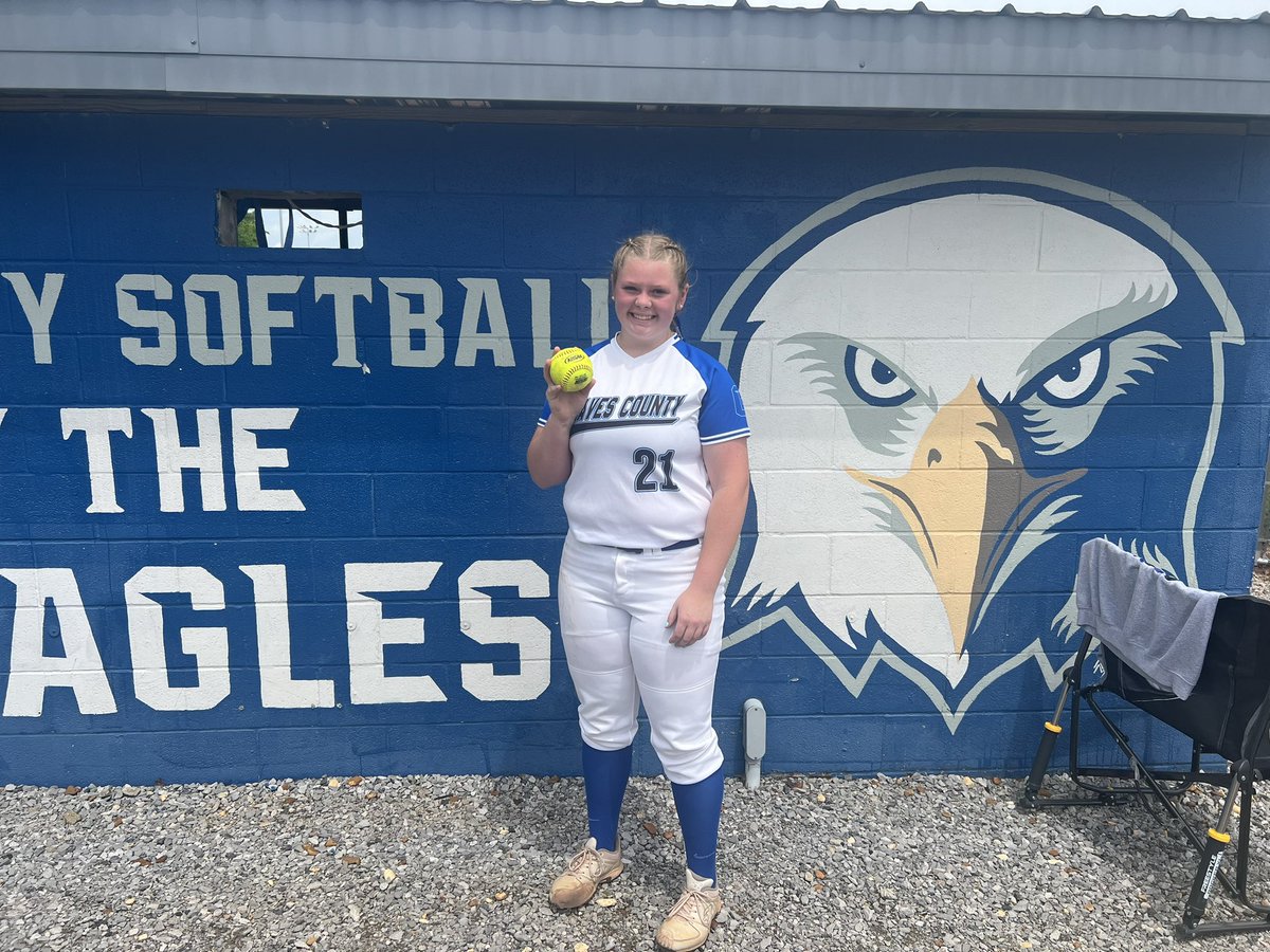 AnnaR2024's tweet photo. Senior Day! We got the win and I had 10 strikeouts in 4 innings and hit a homerun! @KY_BombersL @FHUsoftball_ #GDTBAE https://t.co/OXtedfoYLa