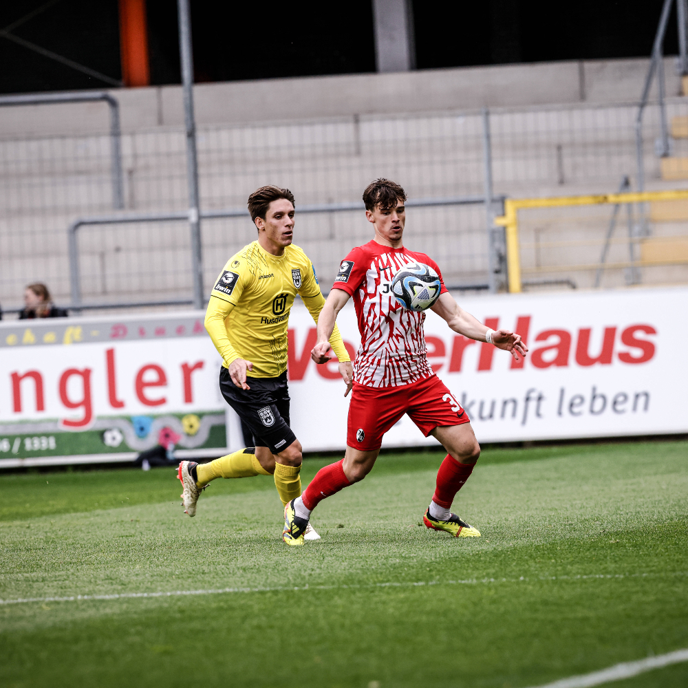 Tabellenführer @ssv1846fussball setzt sich am 35. Spieltag mit 2️⃣:1️⃣ beim SC Freiburg II durch 💪 Die Spatzen holen wichtige Punkte im Aufstiegsrennen und stehen jetzt mit sechs Punkten Abstand an der Spitze der Liga 🥇🔥 #3Liga #zeigtsuns. #fu3ball #SCFSSV | 📸 imago