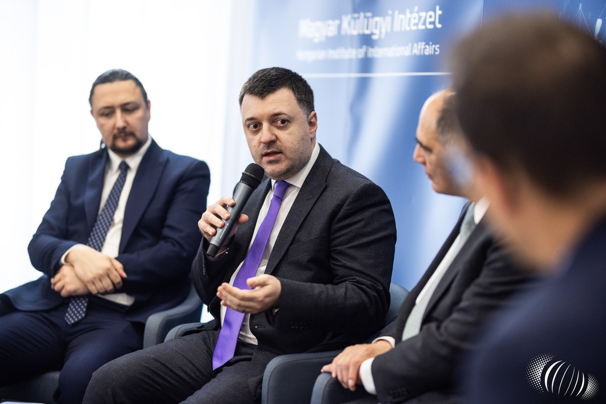 🇭🇺🇪🇺🇷🇴 #CentralEurope needs #Hungarian-#Romanian cooperation. At our @hiia_budapest panel on the #ThreeSeasInitiative, my colleague @MihaiSebe83 from our @3S_Partnership ally @EuroInstRomania raised the topic of #Hungary's proposal to create a Permanent Secretariat for the #3SI.