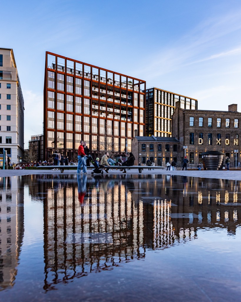 Have you visited Granary Square at King's Cross? Built where barges once unloaded their goods, the canalside square is animated with over 1,000 choreographed fountains, each individually lit - visit at night for the most spectacular view! Find out more: l8r.it/Whyt