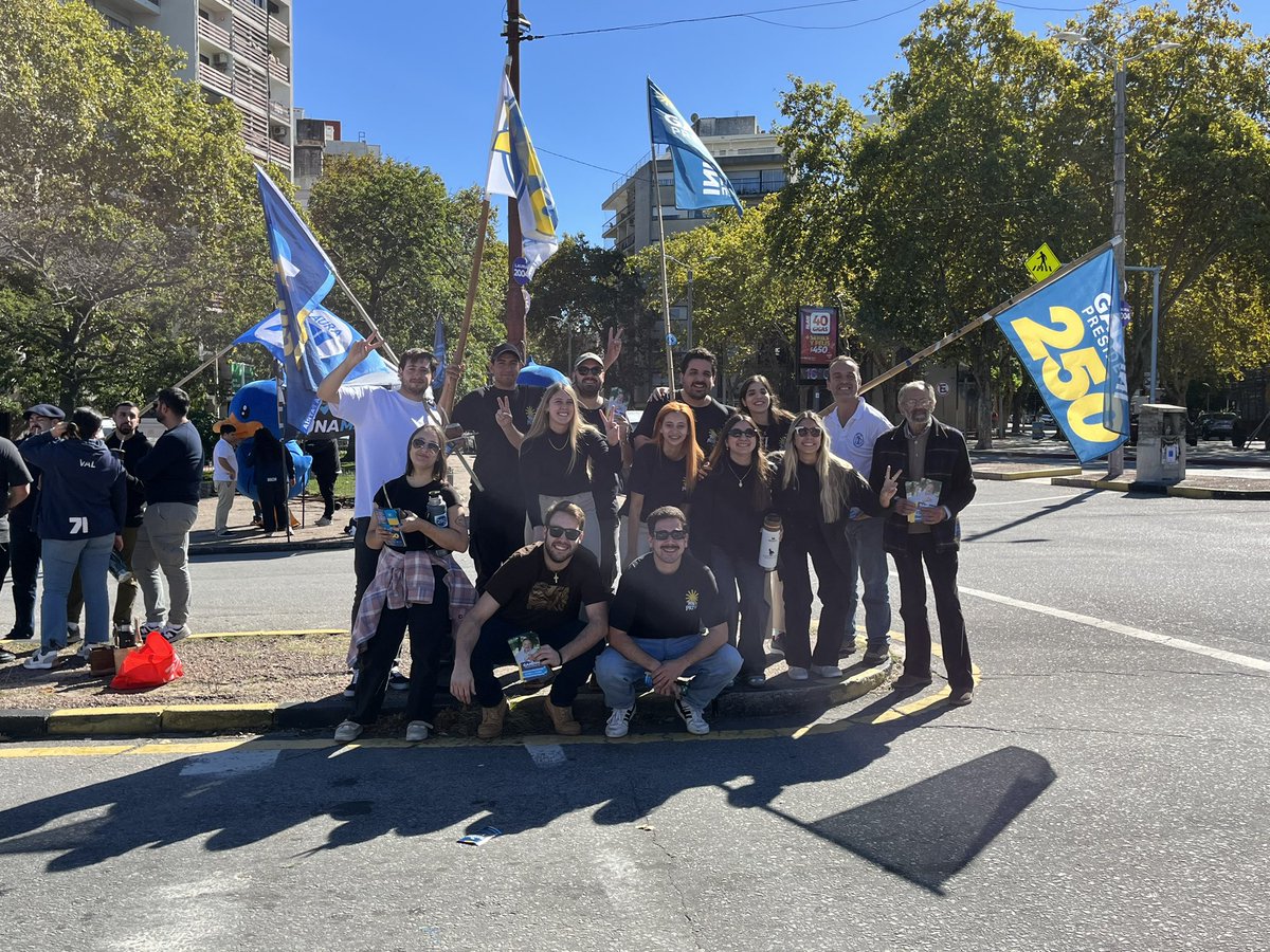 Hoy en Parque Rodo con parte de la @Juventud250 acercando nuestra oferta electoral a los vecinos. #GandiniPresidente #UruguayPuede