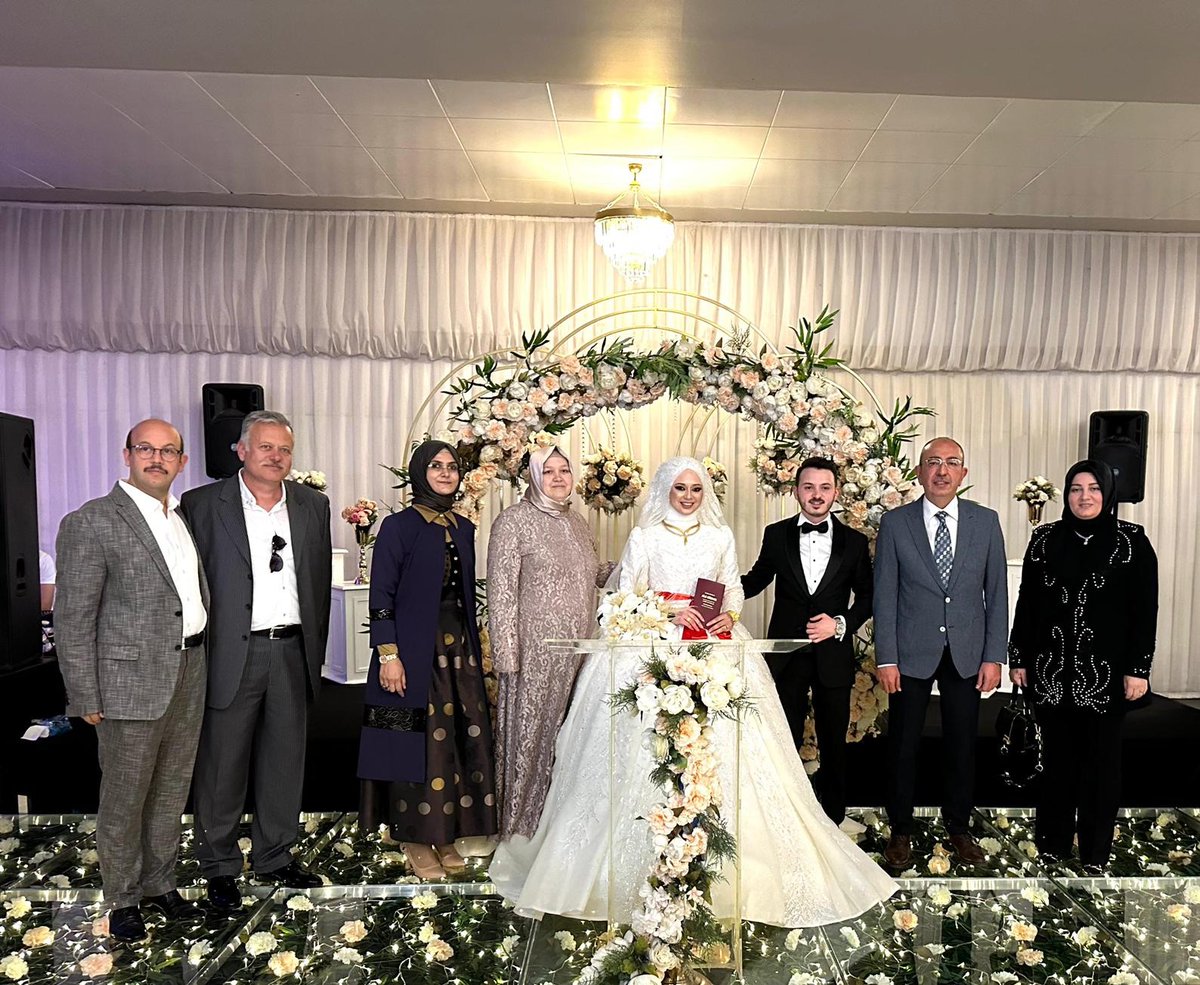 Önceki dönem Kadın Kolu Yönetim Kurulu Üyelerinden Mümine Mutluol Hanım'ın kızı Meldanur ve Taha'nın düğün törenine katıldık. Mutluol ve Özdede ailelerini tebrik eder, yeni evlenen gençlerimize ömür boyu mutluluklar dileriz. #BizimMeram @Dolular @SYurdaisik @esradogancandan