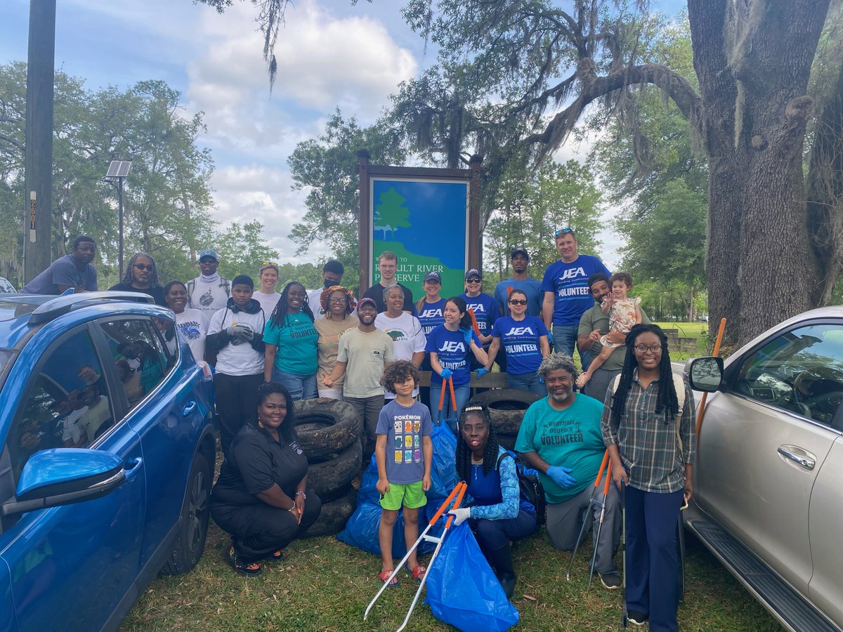 We 💚 people who 💚our rivers! Shout-out to everyone who came out yesterday to help clean up the Ribault River! Pitching in were 26 people from organizations around the city, including <a href="/NewsfromJEA/">JEA</a>, <a href="/CDMSmith/">CDM Smith</a>,  <a href="/LISCJax/">LISC Jacksonville</a> and <a href="/SJRiverkeeper/">St. Johns Riverkeeper</a>!
