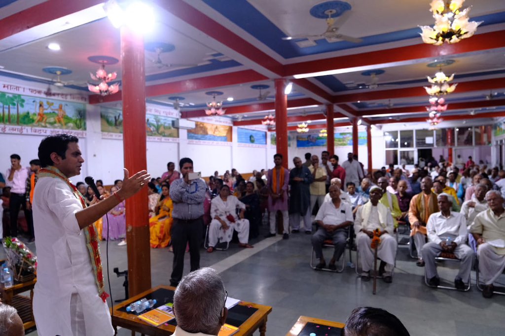लखनऊ के केशव नगर में वरिष्ठ महानुभावों के साथ संवाद किया और सभी से अनुरोध किया कि की आगामी 20 मई को अधिक से अधिक संख्या में निकलकर भाजपा के पक्ष में मतदान करें और आदरणीय रक्षा मंत्री श्री राजनाथ सिंह जी को भारी मतों से विजयी बनायें।