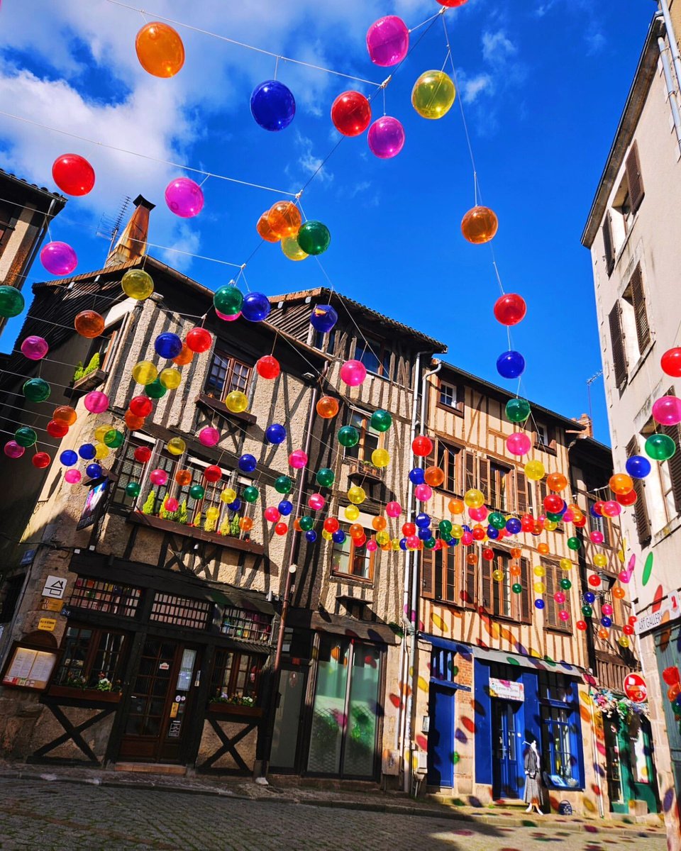 📷 On ne se lasse pas du ciel de ballons rue de la Boucherie #Limoges 😍 © Sébastien Bayle - 'baylesebastien_limoug_oh' sur Instagram