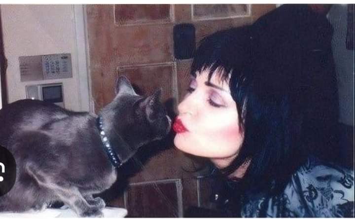 SIOUXSIE WITH KITTIES!?!?!