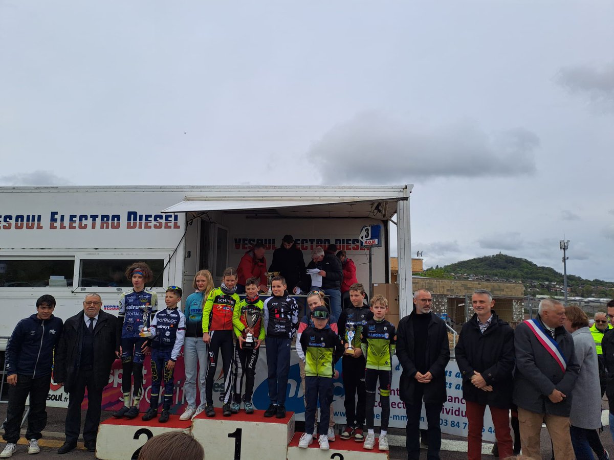 CRCNoidans's tweet photo. Prix cycliste 🚴‍♀️ de Noidans. Une manifestation qui montre comment les associations sportives engagent les jeunes dans le sport. Une organisation du président Enzo Figueira, valorisée par la présence de Monsieur le préfet @Prefet70 et Monsieur l’Inspecteur d’Academie @PhDestable https://t.co/qeDoogaWTT