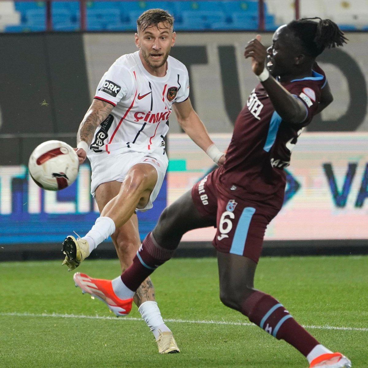 7 - Bu sezon Süper Lig deplasmanlarındaki yedinci golünü Trabzonspor ağlarına gönderen Denis Dragus, @GaziantepFK formasıyla tek sezonda en yüksek sayıya ulaşan oyuncu oldu. Misafir.