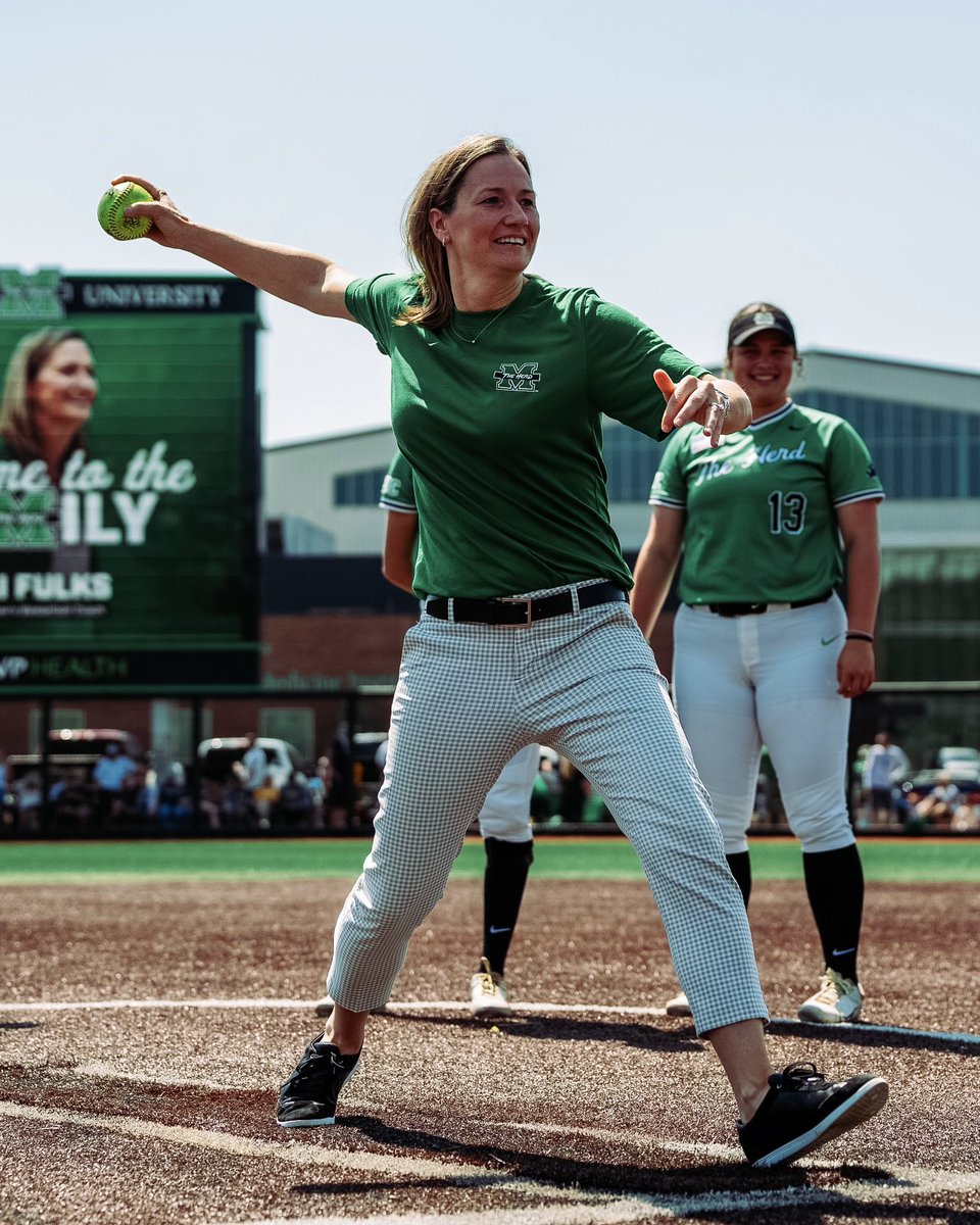 A beautiful Sunday for some softball 🥎 Thank you @HerdSB for allowing Coach @Juli_Fulks join you today! #WeAreMarshall