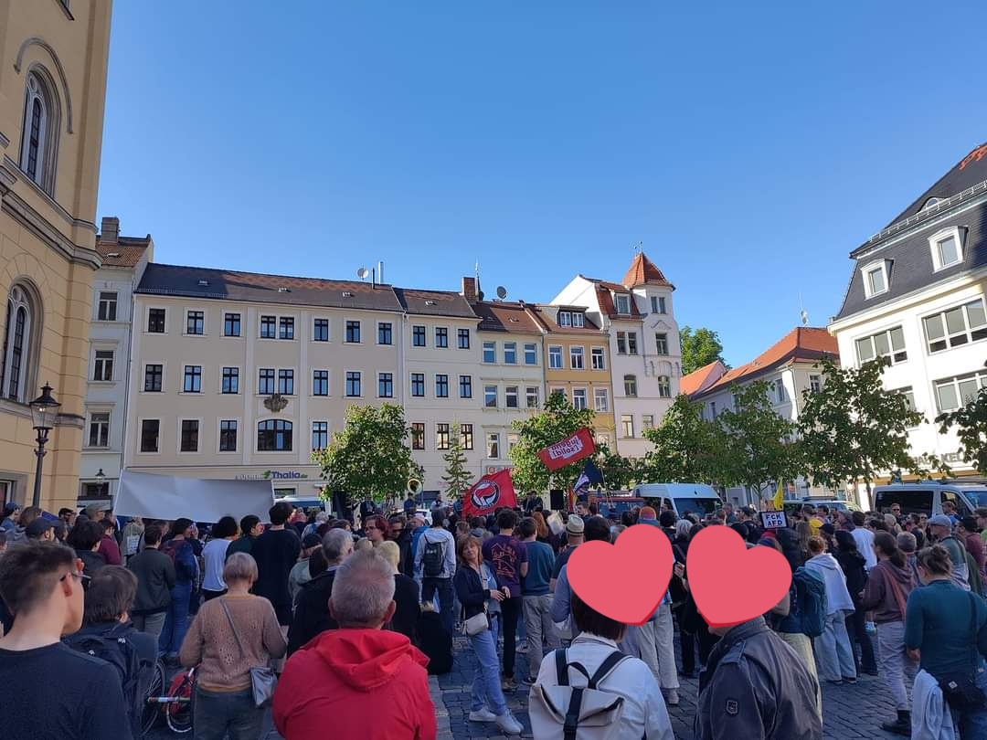 Es war gestern schön zu sehen wieviele Menschen in Zittau gegen die Blaue Welle auf die Straße gegangen sind!

Es gibt kein ruhiges Hinterland!

#zi2704 #noafd #fckafd #nazisraus