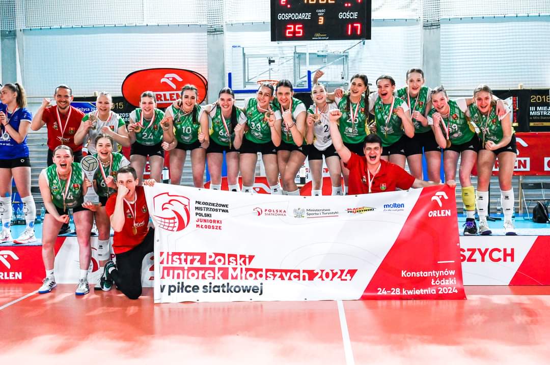 AlexWojcik's tweet photo. Cóż za piękne, niedzielne popołudnie. Najpierw juniorki młodsze GKS Wieżyca  Stężyca obroniły tytuł MP U17, czym skopiowały wyczyn swoich starszych koleżanek U19 sprzed 2 tygodni, a później swój 4. tytuł MP, a drugi z kolei zdobyli siatkarze @KlubJW 
Brawa dla wszystkich 👏🥇🏐 https://t.co/EZ3NouokP1