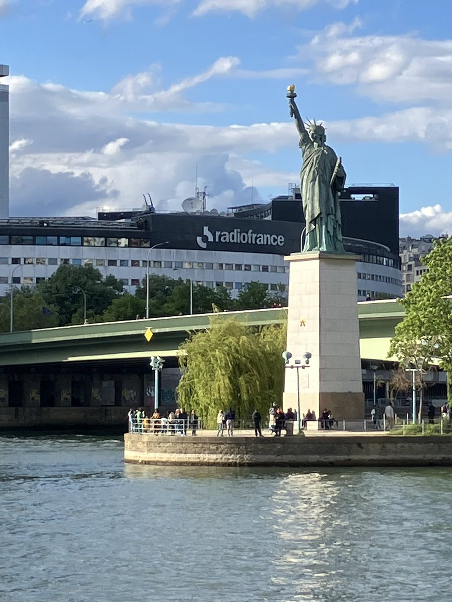 Rendez-vous ce dimanche à 20h aux Informés de <a href="/franceinfo/">franceinfo</a> .
Avec <a href="/Ra_GarVal/">Rachel Garrat-Valcarcel</a> <a href="/emiliezap/">Emilie Zapalski</a> et <a href="/PloquinJC/">J-Christophe Ploquin</a> . On évoquera l’interview de <a href="/EmmanuelMacron/">Emmanuel Macron</a> au groupe <a href="/EBRApresse/">EBRA Info</a> . Animé par <a href="/victormatet/">victor matet</a>