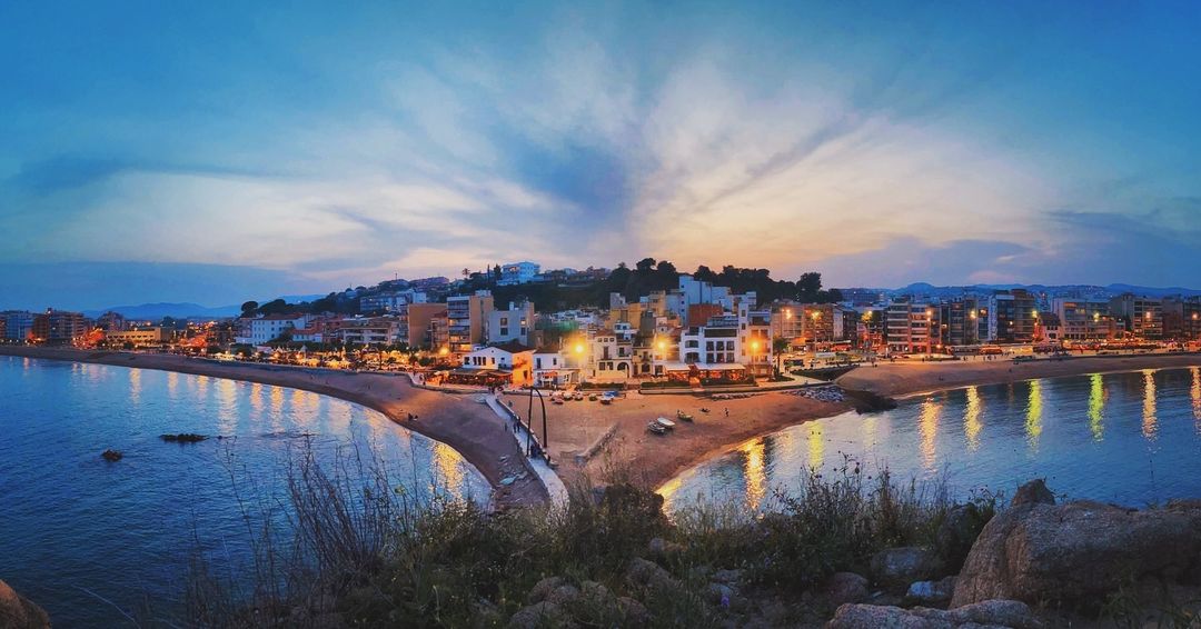 With this breathtaking view, can you imagine where this picture was taken from? ✨

Avec cette vue impressionnante, pouvez-vous imaginer d'où cette image a été capturée? ✨

📸 IG thisiseldritchlechuck_photo

#blanes #blanesarrandemar #arrandemar #blanescostabrava #blanesturisme