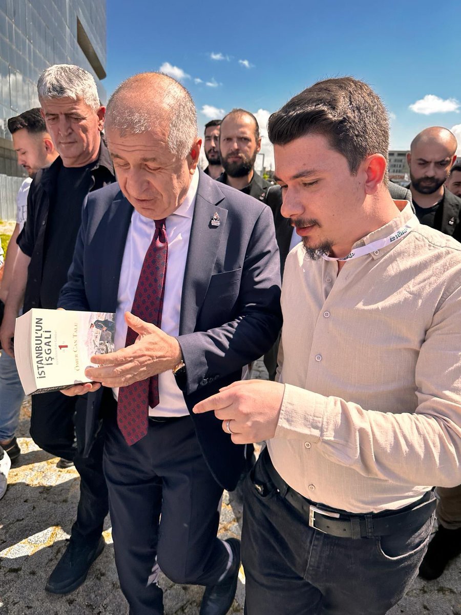 Eskişehir Tüyap Kitap Fuarını ziyaret eden Prof. Dr. Ümit Özdağ hocaya 'İstanbul'un İşgali' kitabımı takdim ettim. @umitozdag