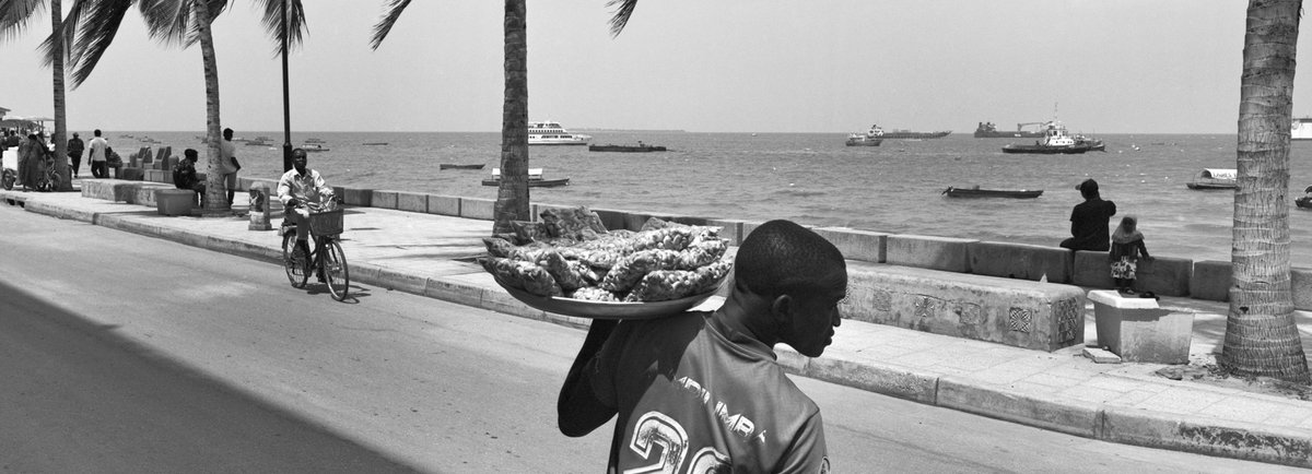 Mizingani Rd. Sansibar. Zanzibar. Hasselblad xpan II +45/5; Ilford xp2.  #ilfordphoto #hasselbladxpan #xpan #analogpanorama #Zanazibar #analogphotography #panophotos #bnwphotography #themefree #fridayfavourites @modepano