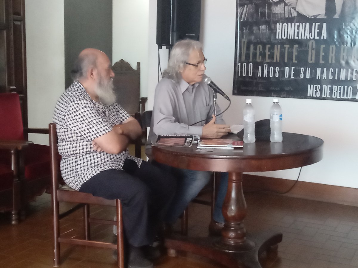 La tarde del pasado viernes #26Abril en la biblioteca de la Casa de Bello se realizó un recital con el poeta colombiano Luis Darío Bernal Pinilla.
<a href="/NicolasMaduro/">Nicolás Maduro</a> 
<a href="/_LaAvanzadora/">Yelitze Santaella</a> 
<a href="/lu/">lu</a>