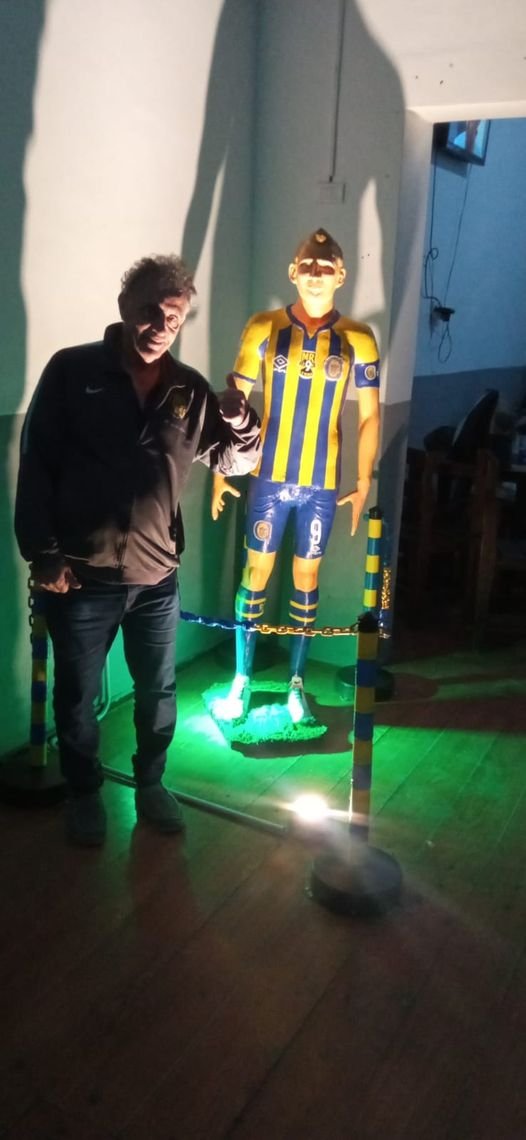 OBRA DE UN MAESTRO
El Noke, famoso dibujante y escultor hincha de #RosarioCentral, realizó esta obra en un homenaje a Marco Ruben.
Será estrenada oficialmente en breve, en el local de Bar Pool de calle Avellaneda al 80.