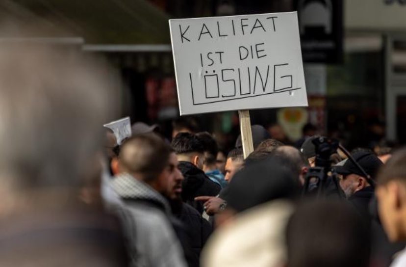 Os políticos que governam a Alemanha, não poucas vezes, conclamam os cidadãos a participarem - e eles também participam - de manifestações contra a perigosa “extremma dereitchaaaa”. Tudo de ruim que acontece no país, a culpa é de quem? Dela mesma - a ultra-hiper-mega-blaster…