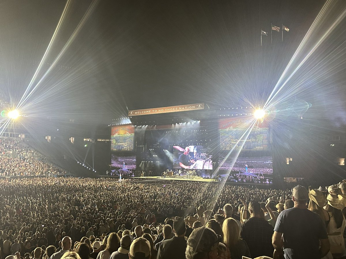 Always a fun time watching @kennychesney! 🌴🏴‍☠️