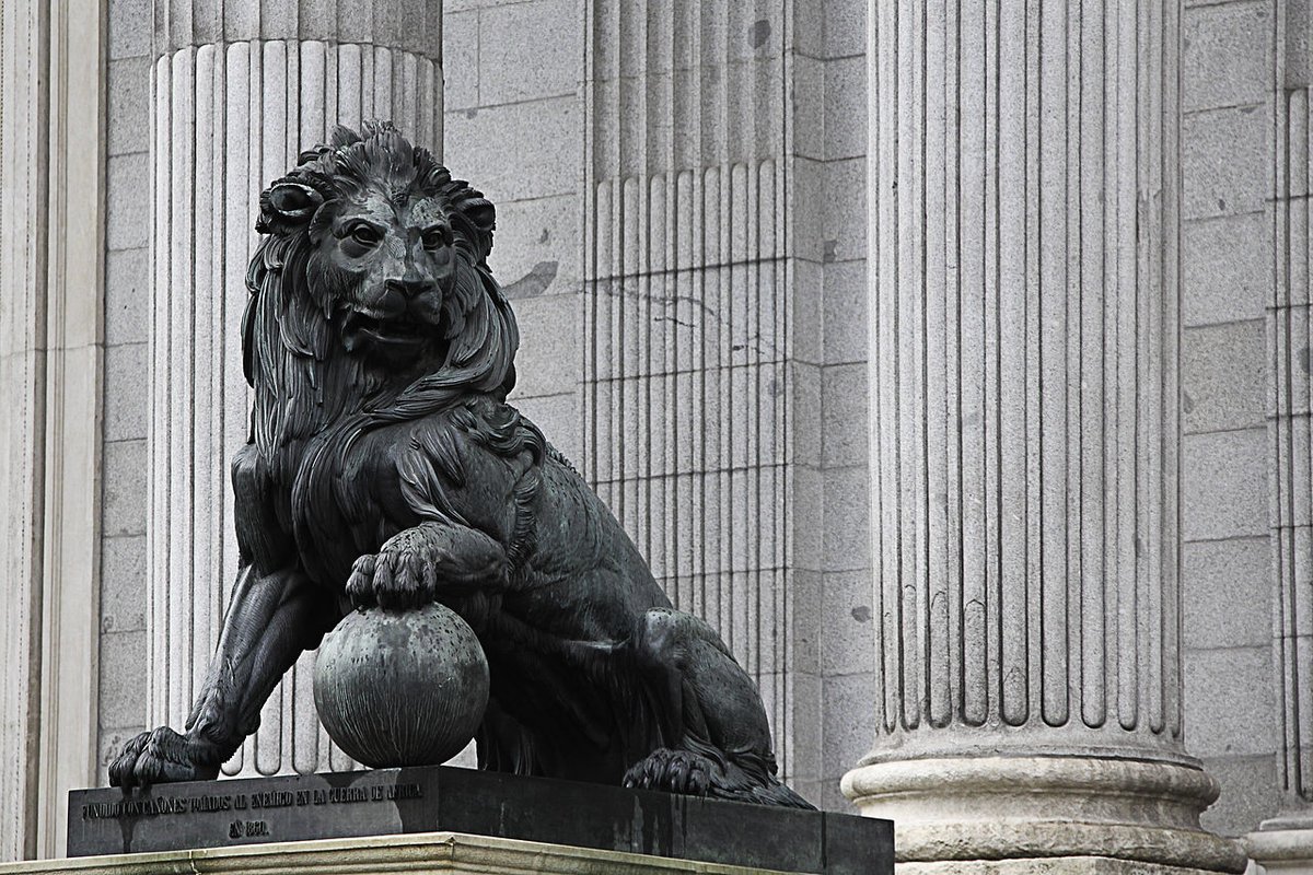 ¿Sabías que los leones del Congreso de los Diputados reciben el nombre de dos héroes de la Guerra de la Independencia? Daoíz y Velarde se negaron a seguir órdenes deshonrosas y eligieron luchar contra el invasor.
Dentro hilo👇🧵