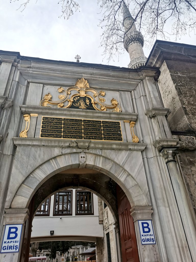 Bu ne yahu? Yer Eyüp Sultan Camii. O kazma gibi B kapısı girişi tabelaları şu nazenin kapıya yakışmış mı hiç?