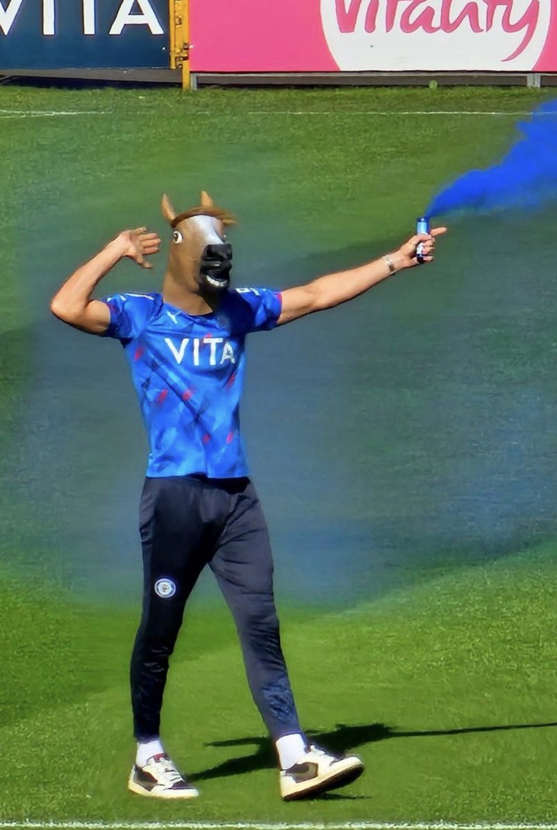 AdamL1ndlyy___'s tweet image. Quite possibly my favourite image from 2023-24 

#stockportcounty 🐴