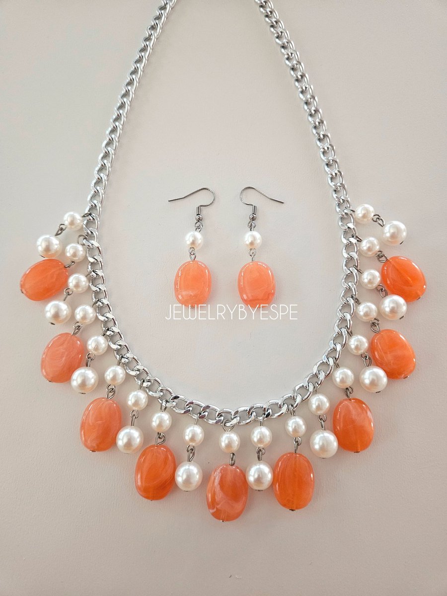 Orange and Beige Chunky Pearl Necklace with Earrings 🧡
FREESHIPPING 🎁🌺🌺
jewelrybyespe.etsy.com/listing/172259…

#affordable #handmade #Unique #Jewelry #fashion ##ontrend #girlythings #womensfashion #preppyfashion #casualchic #mothersdaygift #prom #vintagestyle #springfashion