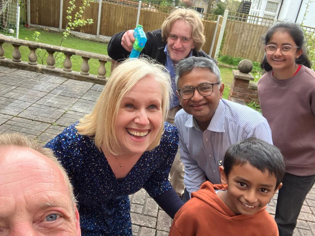 Our day @SHURadiotherapy was fantastic. Such a brilliant set up even with SGRT swim and virtual ward excellent. Really friendly . And then the chance to spend some time with my mate @ProfSyedHussain and his wonderful family. ❤️