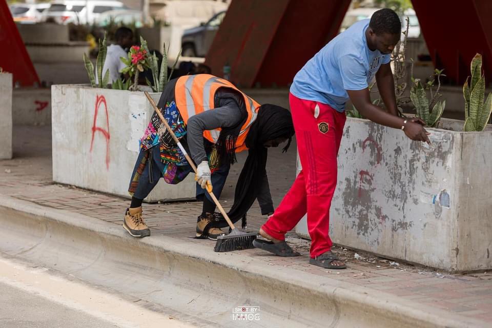 📌🚨Les patriotes riders accompagnés de quelques sénégalais et des Élites Patriotes et soutenus par les sociétés SOW CLEAN et MATIÈRES Sénégal sont à l’œuvre sous le pont de Yoff pour nettoyer et enlever les tags et affiches sur les jardinières, piles de pont, culées, et…