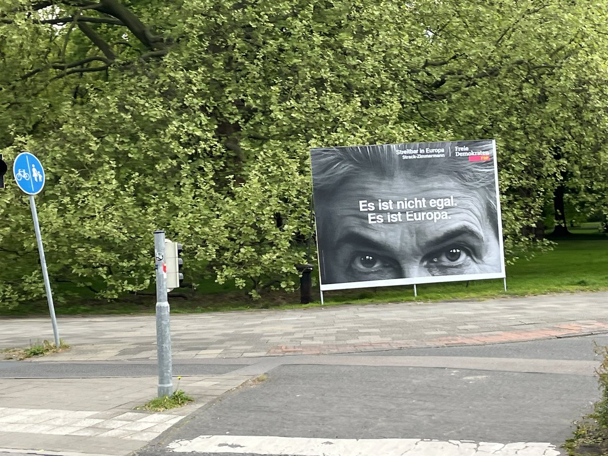 Jede Partei und jede Kandidatin bekommt die Werbung, die sie verdient! Und noch versteckt in der Hecke 😂@MAStrackZi wie aus einem Splatter-Movie. Ich wette: Diese Werbeagentur wird von Putin bezahlt. Diese Plakate können nicht ernsthaft Wähler gewinnen wollen 😂