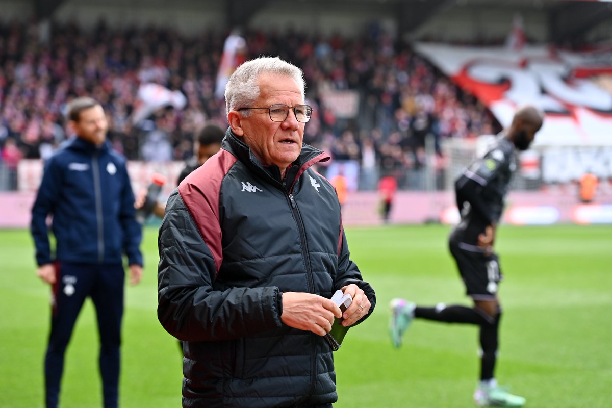 😡 Laszlo Bölöni reproche au PSG de ne pas avoir joué à 100% hier face au HAC, concurrent direct pour le maintien du FC Metz :

« 𝗖'𝗲𝘀𝘁 𝗹𝗮 𝗱𝗲𝘂𝘅𝗶𝗲̀𝗺𝗲 𝗳𝗼𝗶𝘀 𝗾𝘂𝗲 𝗰̧𝗮 𝗮𝗿𝗿𝗶𝘃𝗲. De quelle manière j'ai le droit d'en parler ? Qui a le droit de s'exprimer